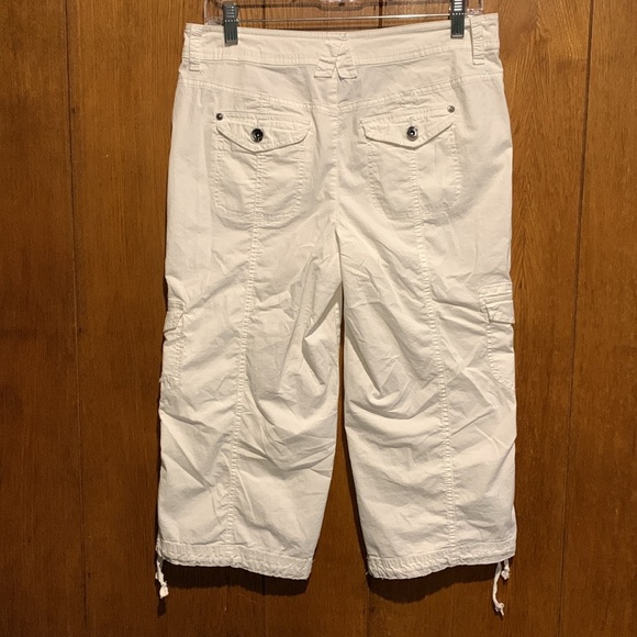 ***FREE WITH PURCHASE*** Y2K Cargo Style Capris - Picture 3 of 9